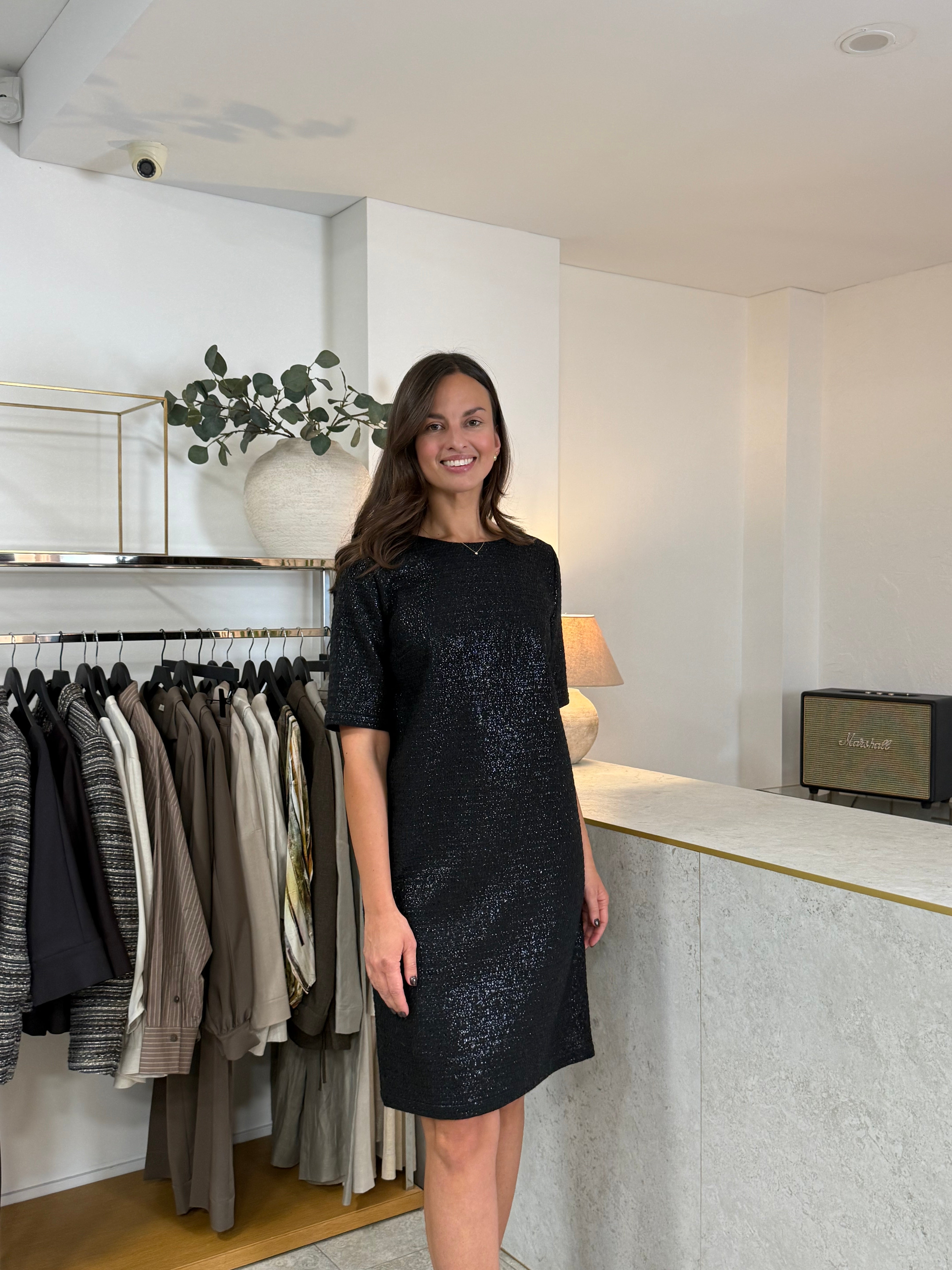 MADRESS | juoda suknelė su kišenėmis – tiesaus silueto