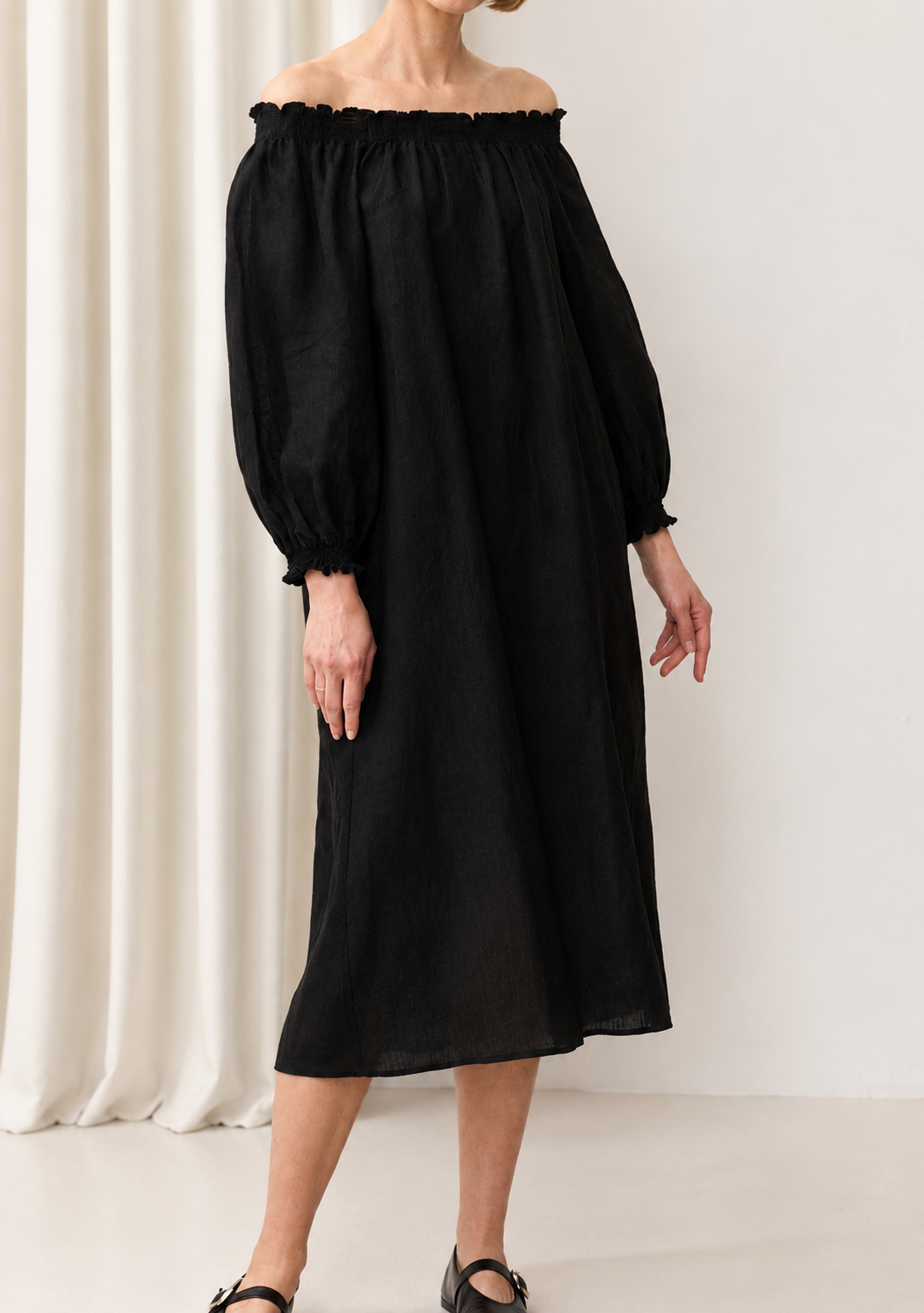 MADRESS | Juoda lininė suknelė atvirais pečiais