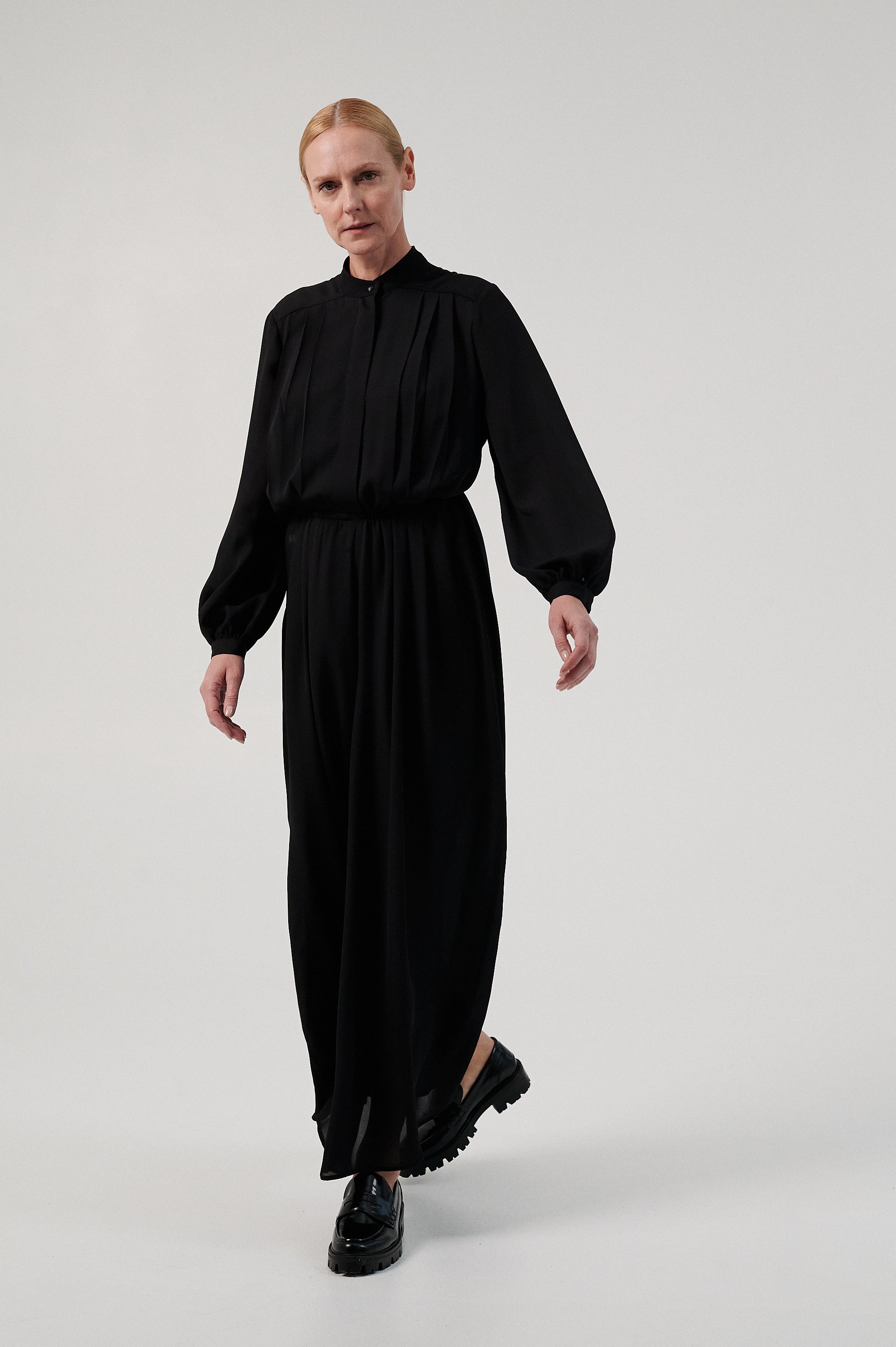 MADRESS | Minimalistinis juodos spalvos kombinezonas