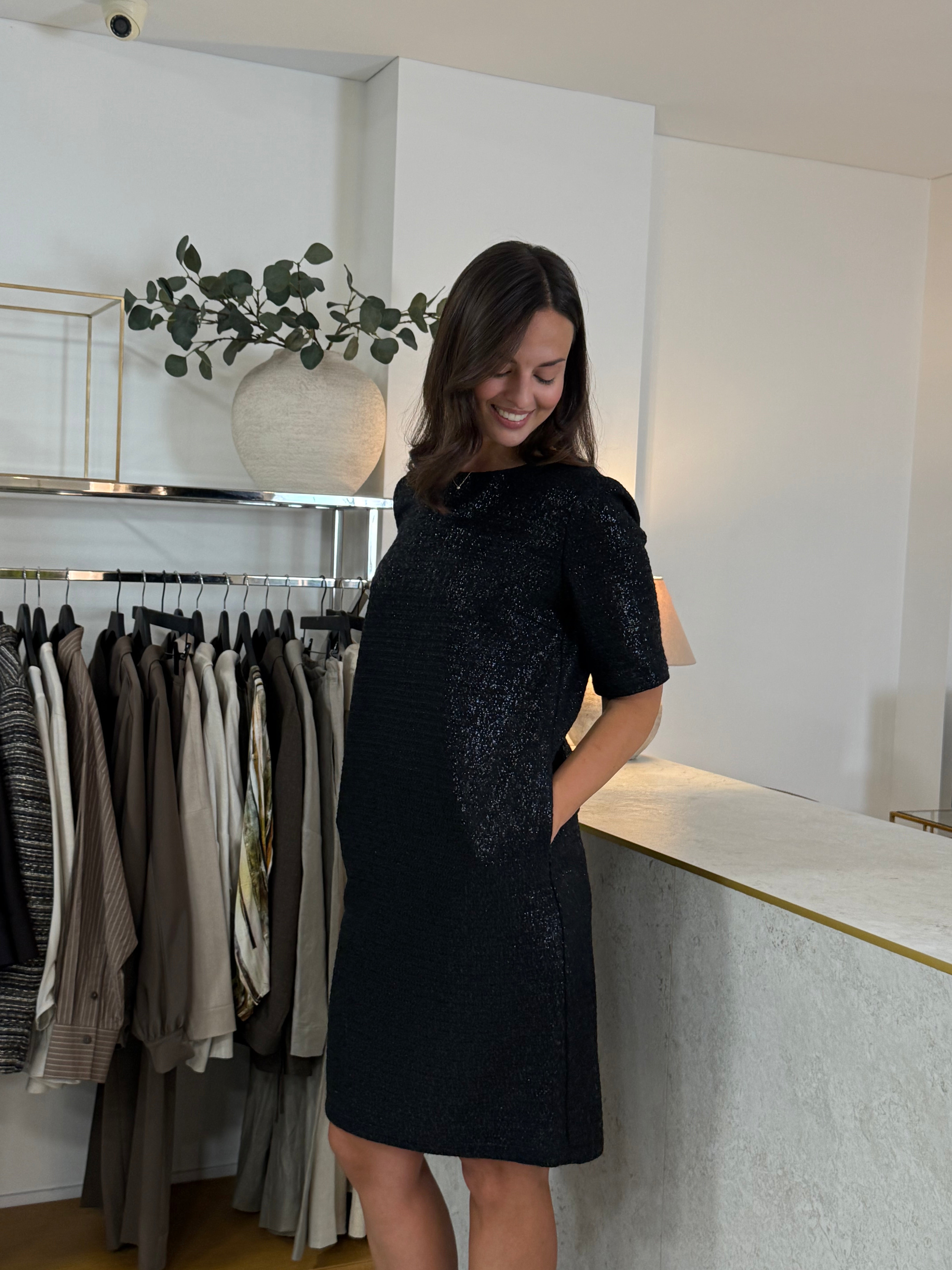 MADRESS | juoda suknelė su kišenėmis – tiesaus silueto