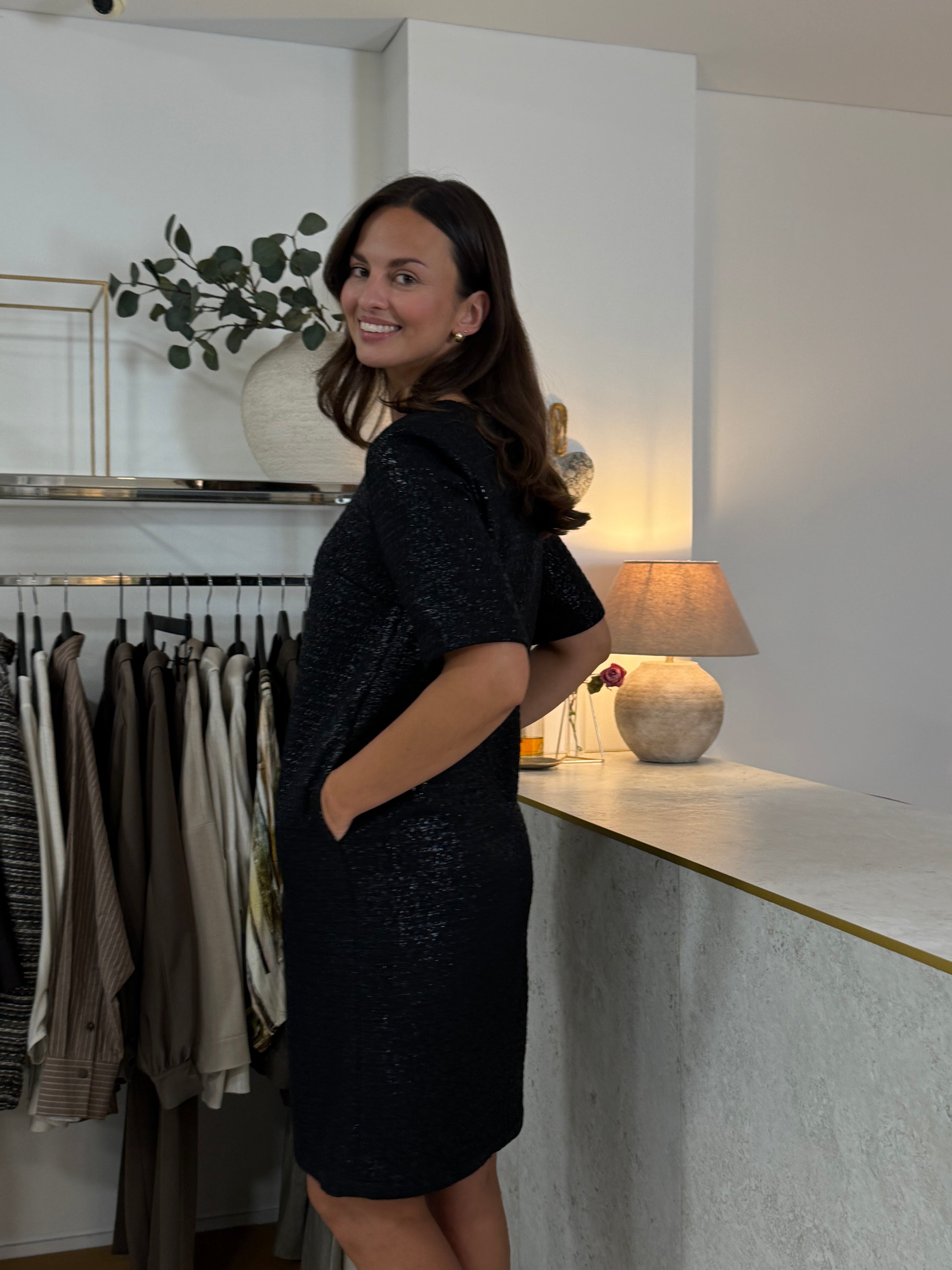 MADRESS | juoda suknelė su kišenėmis – tiesaus silueto