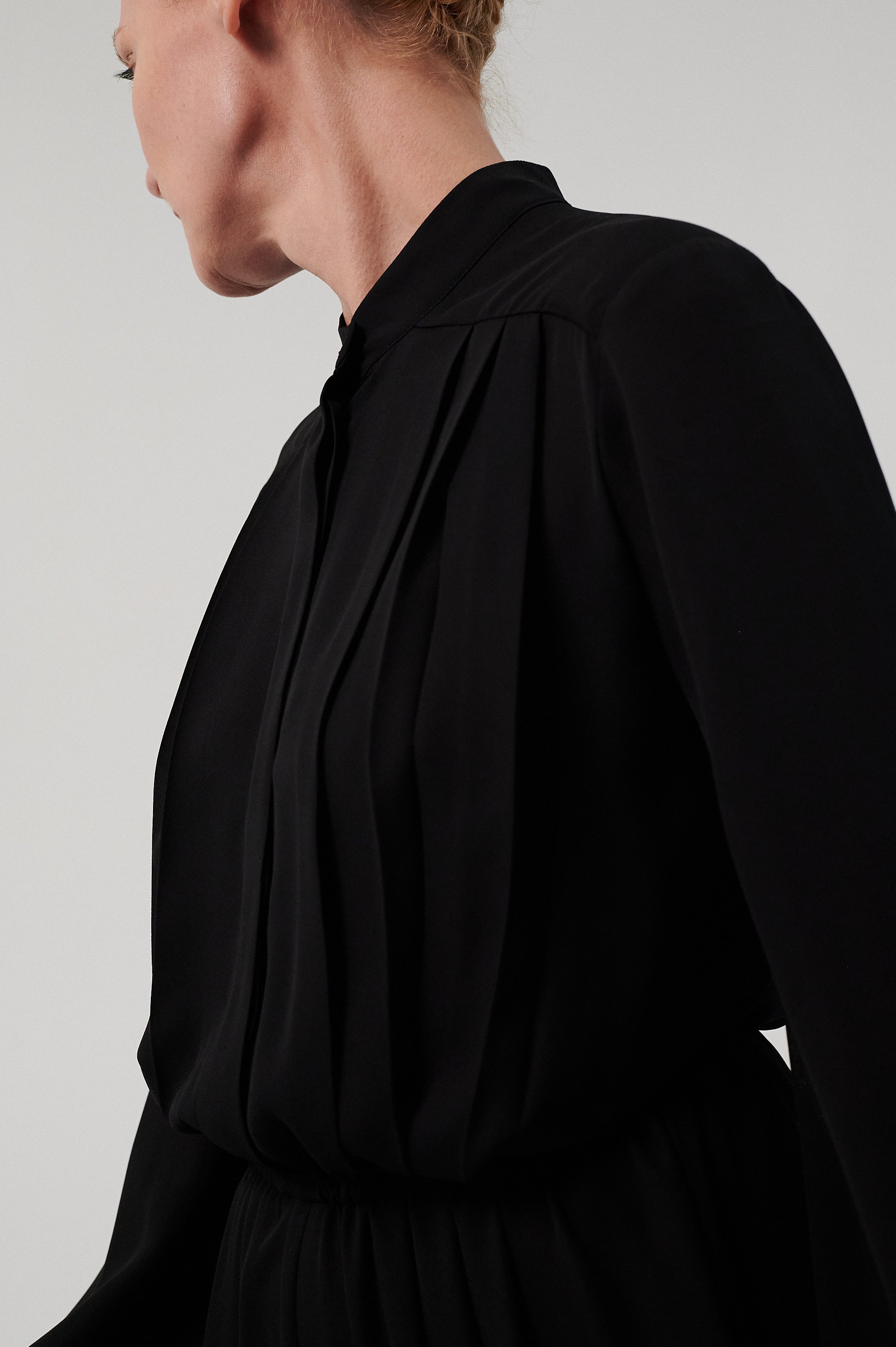 MADRESS | Minimalistinis juodos spalvos kombinezonas