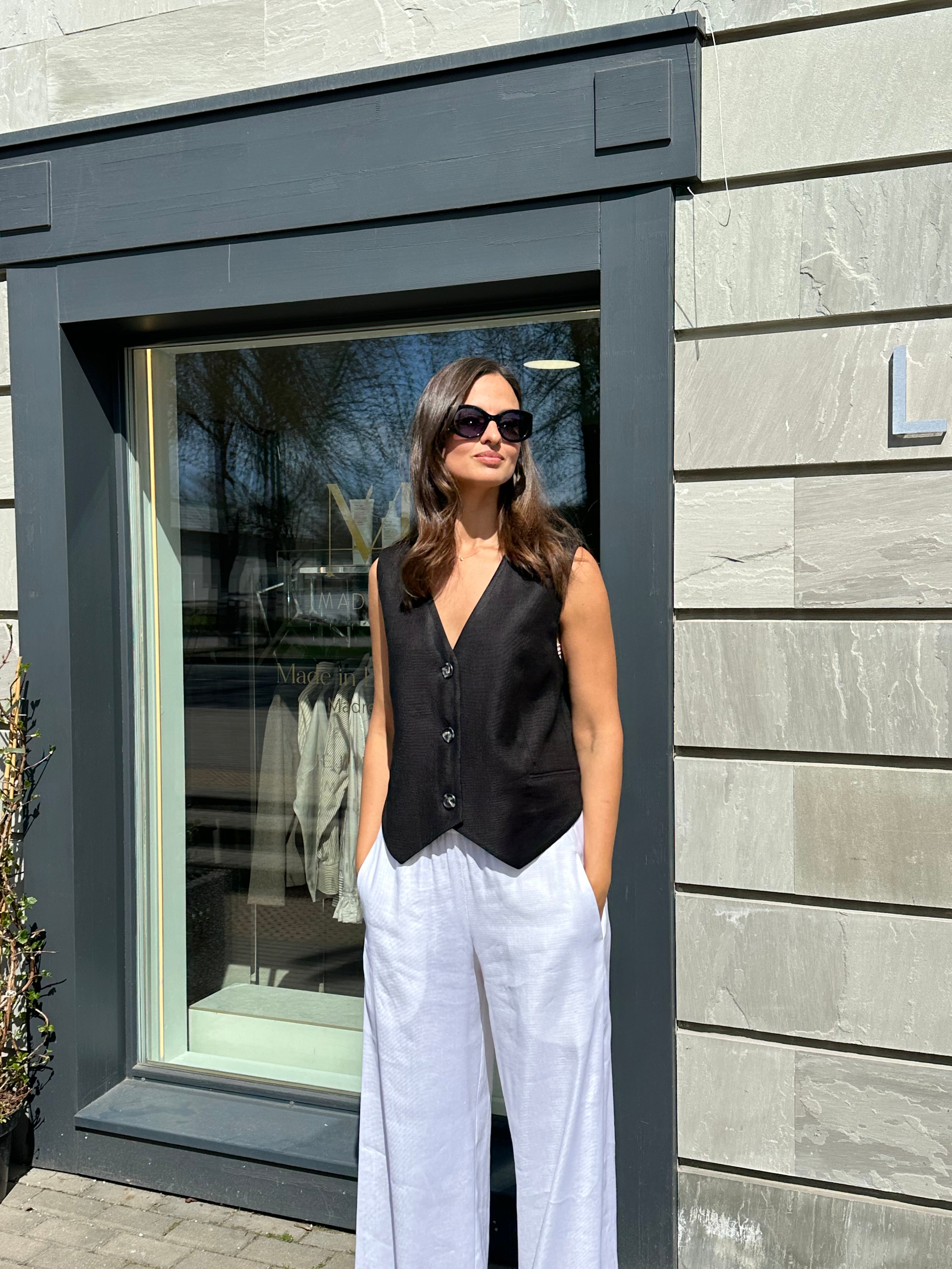 MADRESS | Juoda minimalistinė liemenė