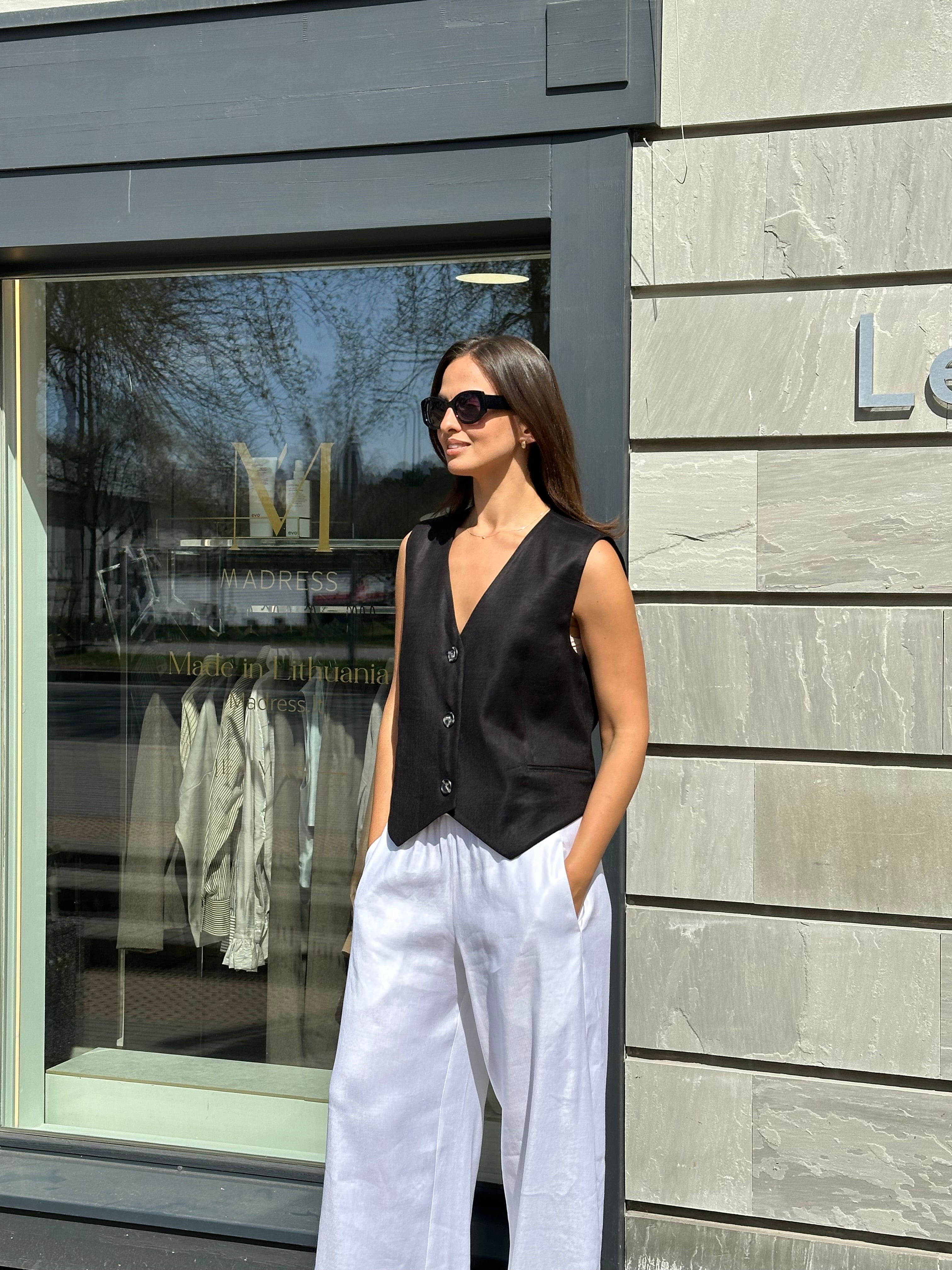 MADRESS | Juoda minimalistinė liemenė
