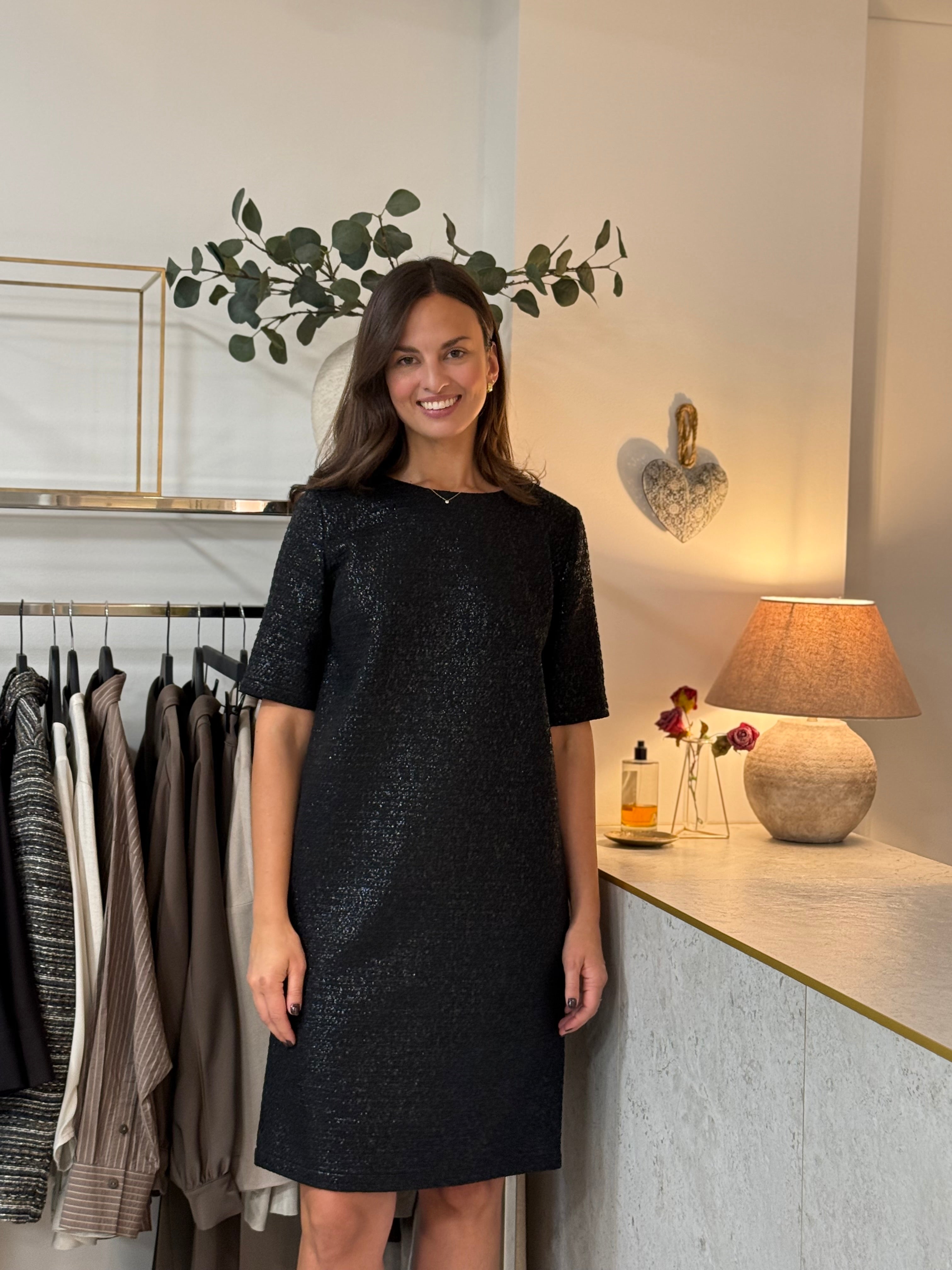 MADRESS | juoda suknelė su kišenėmis – tiesaus silueto