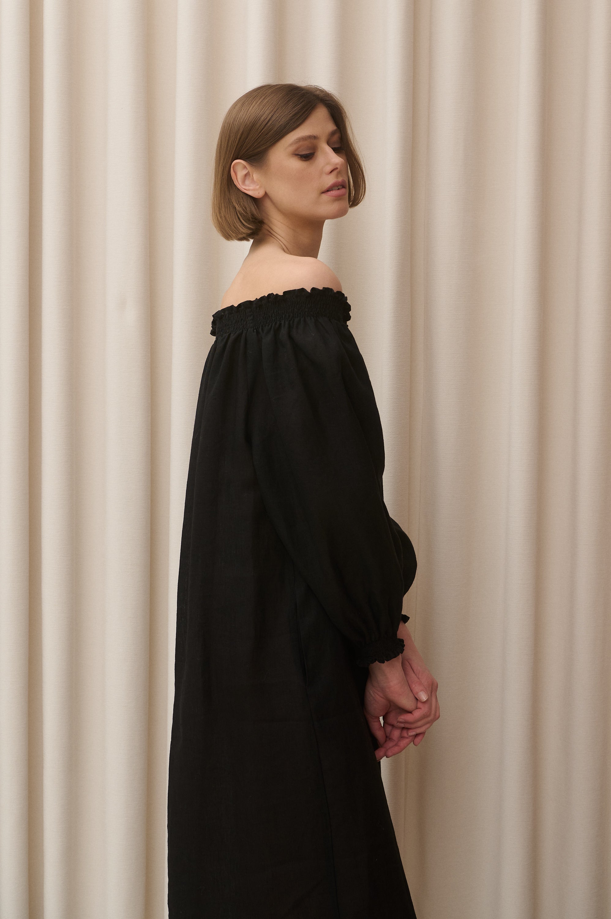 MADRESS | Juoda lininė suknelė atvirais pečiais