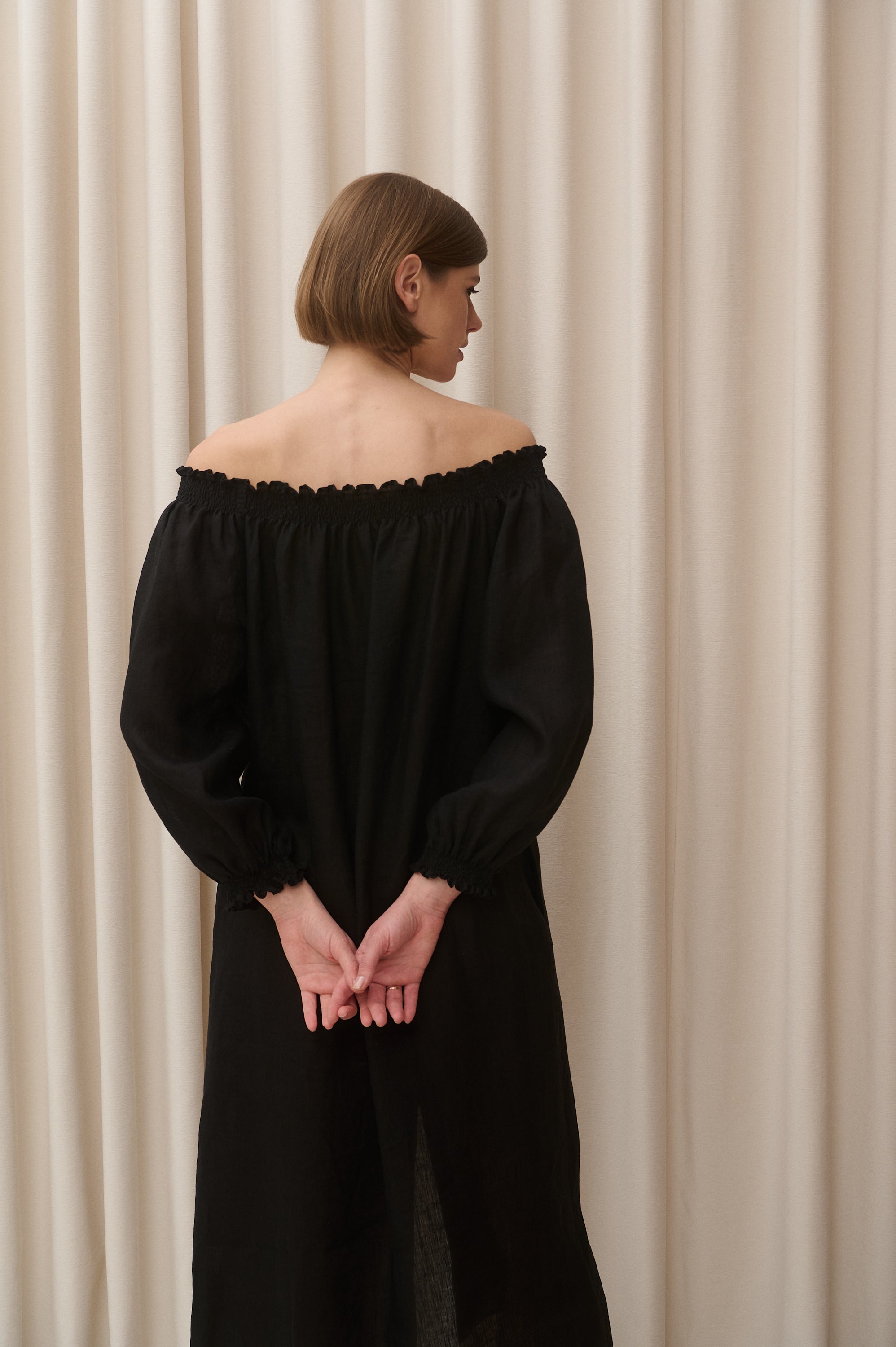 MADRESS | Juoda lininė suknelė atvirais pečiais