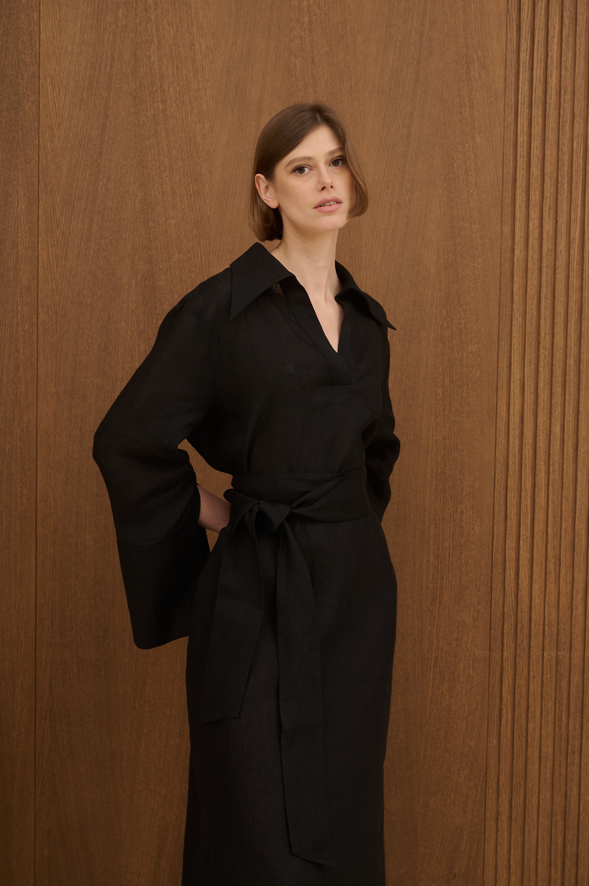 MADRESS | suknelė su platėjančiomis rankovėmis