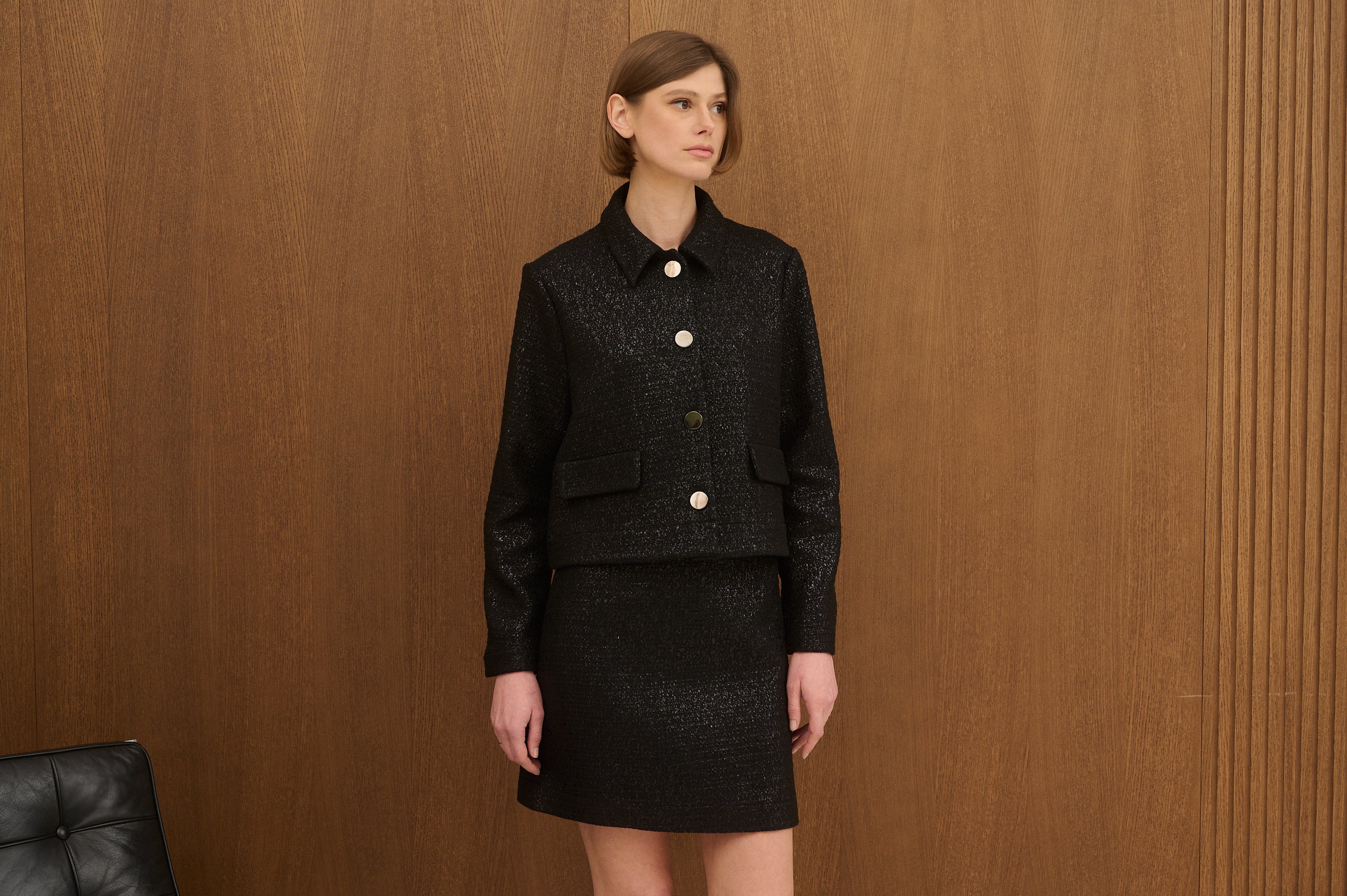 MADRESS | Juodas sijonas iš blizgaus audinio