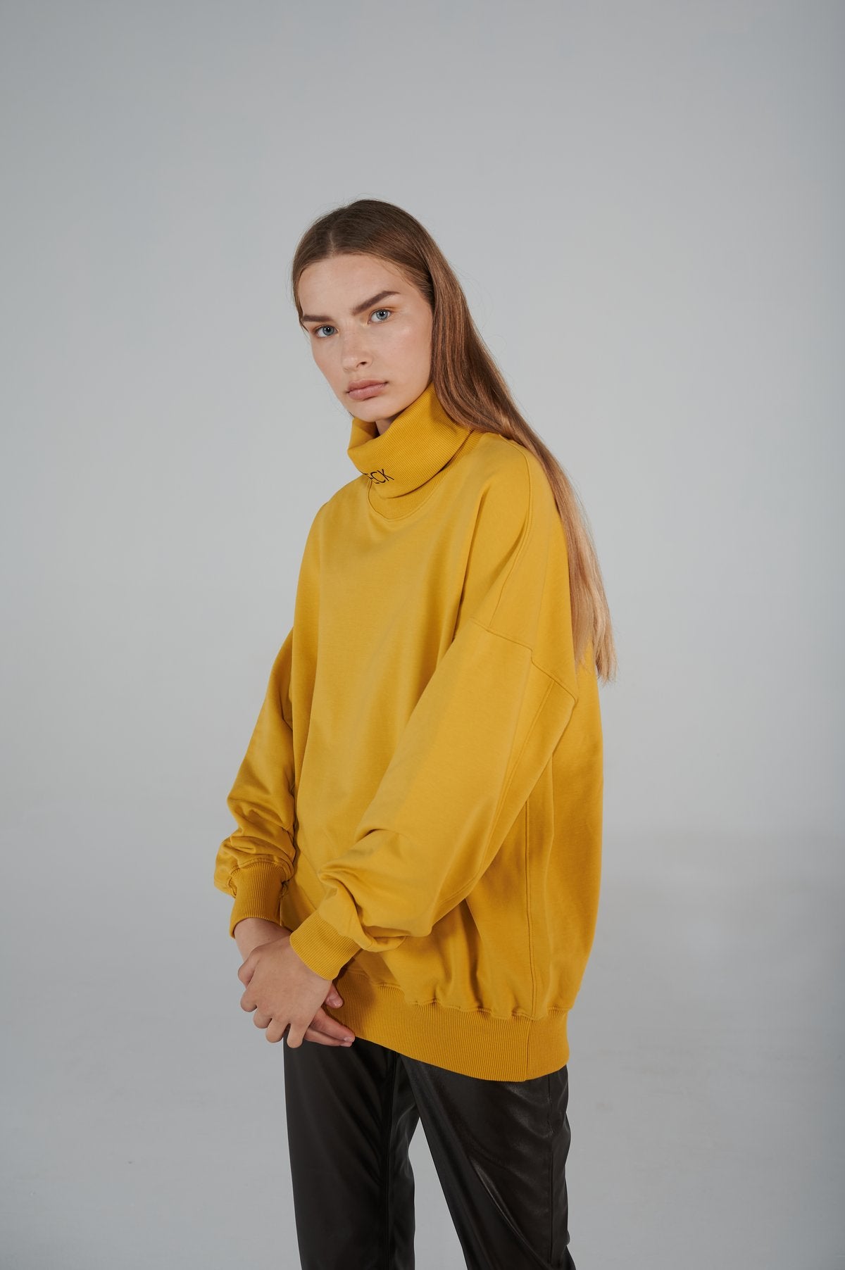 Le SLAP | NECK Unisex mustard turtleneck sweater