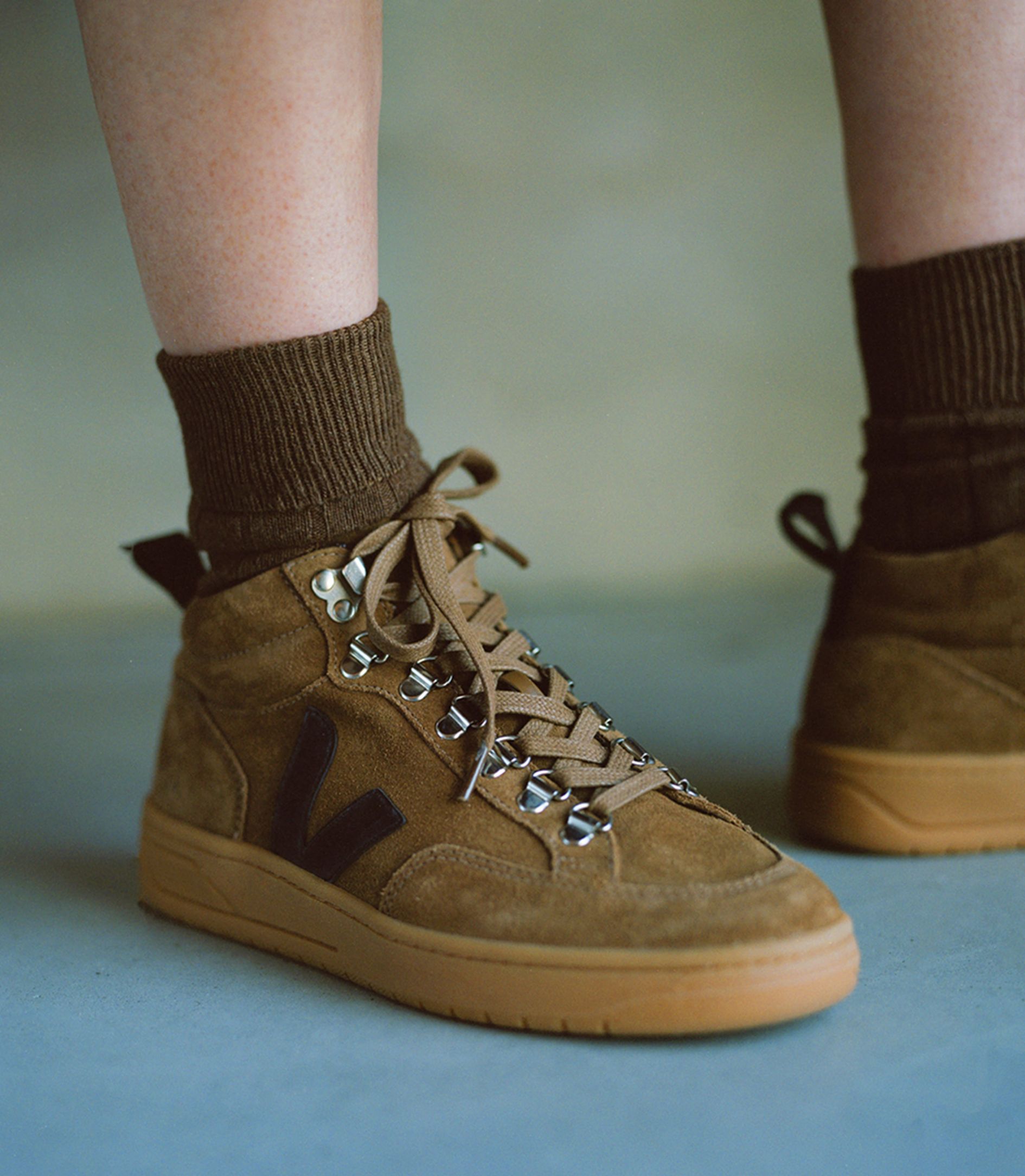 VEJA | RORAIMA SUEDE BROWN BLACK GUM SOLE